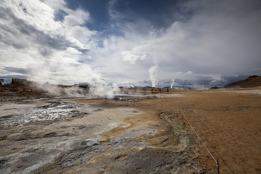 Visite l'Islande : panorama des montagnes de Namaskard et de ses geysers