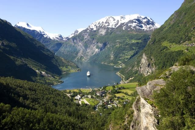 Autotour d'Oslo a Bergen : Un bateau croisière dans un lac des fjords