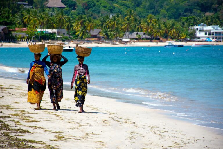 Voyage au Cap-Vert : femmes se baladant sur une plage Akaoka