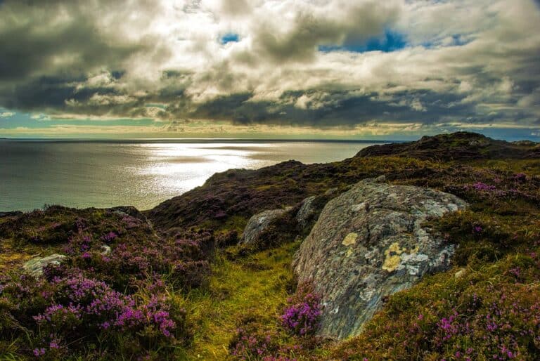 Randonnée Highlands : Panorama sur une plage écossaise