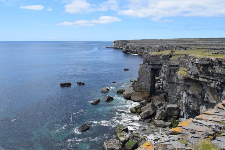 Randonnée les îles d'Aran : Falaises à côté de la mer
