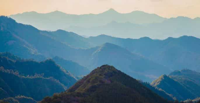 Trek au Japon : vue sur les vallées montagneuses depuis le sommet d'une montagne Akaoka