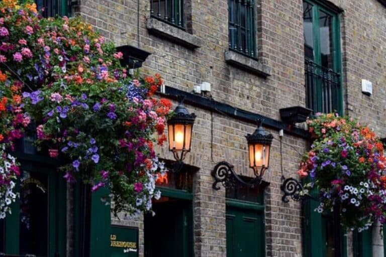 Visite Dublin : Maison à Dublin aux fenêtres et portes vertes