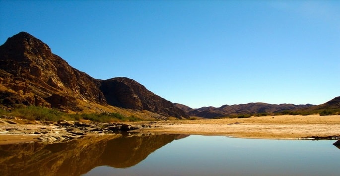 Autotour en Namibie : lac au milieu d'un désert Akaoka