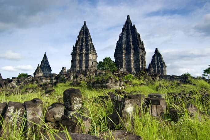 Trek Indonésie à Sulawesi : une sculpture avec 5 tours en pierres de la culture indonésienne Akaoka
