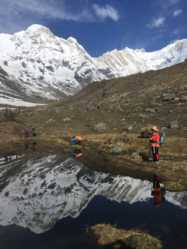 Randonnée au Népal au Annapurna : excursion dans les montagnes au bord d'un lac Akaoka