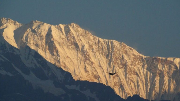 Trek Népal Mohare Danda : un hélicoptère qui vole dans les montagnes de l'Himalaya Akaoka