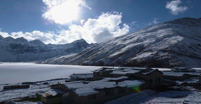 Trek au Népal dans le village de Gokyo entouré de montagnes enneigées Akaoka