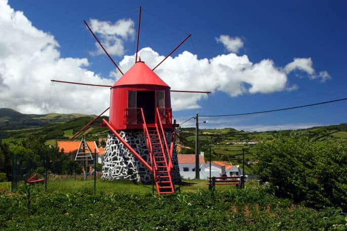 Petit moulin rouge et en brique à Sao Jorge