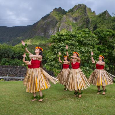Séjour à Hawaï : des danseuses en tenues traditionnelles Akaoka
