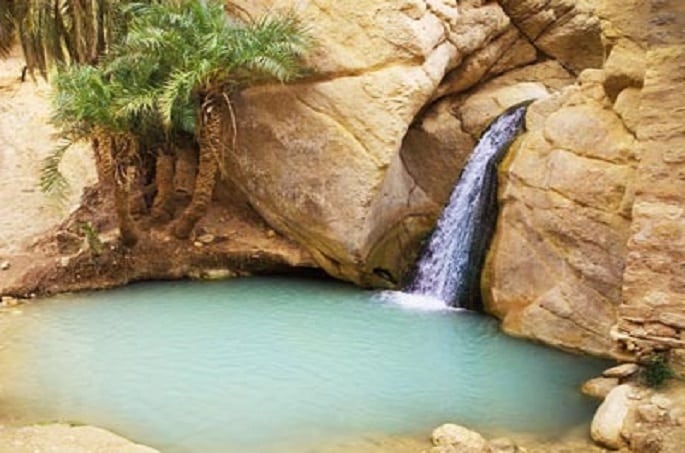 Voyage en Tunisie : source d'eau chaude dans un lieu désertique Akaoka