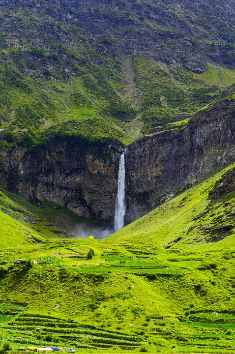 Voyage découverte en Inde : cascade Spiti dans une vallée verdoyante Akaoka