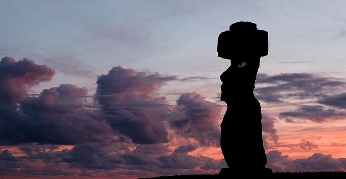 Randonnée au Chili en liberté : une statue sur l'île de Pâques Akaoka
