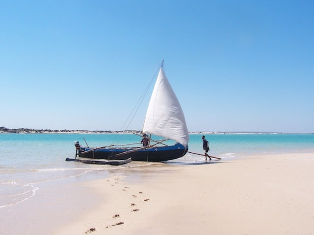 Croisière à Madagascar en pirogue sur la mer Akaoka