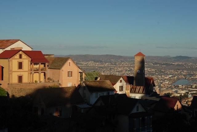 Randonnée à Madagascar : vue sur des maisons Akaoka