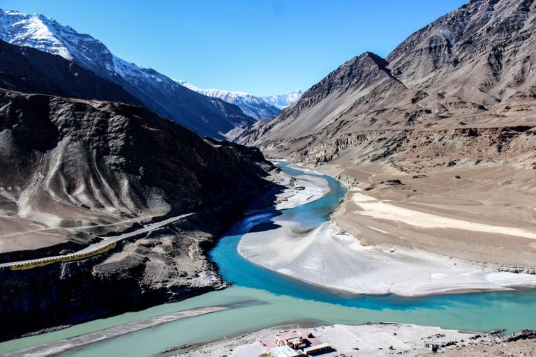 Randonnée en Inde : la vallée de l'indus avec une rivière bleue au cœur des montagnes Akaoka