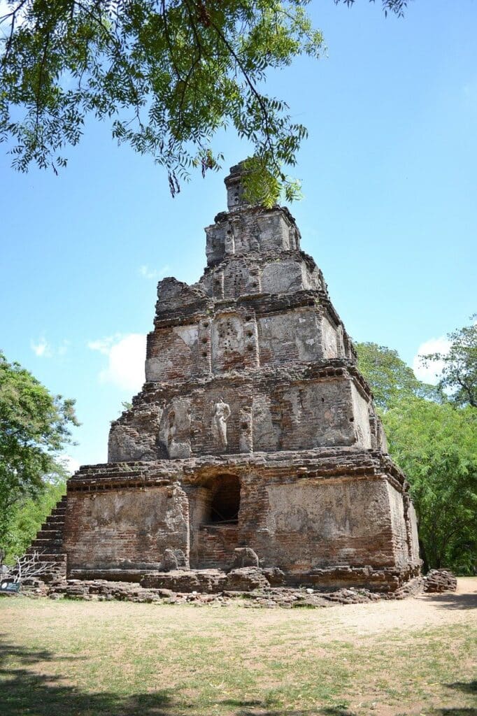 Randonnée au Sri Lanka pour découvrir et visiter les hautes ruines en pierre dans la nature Akaoka