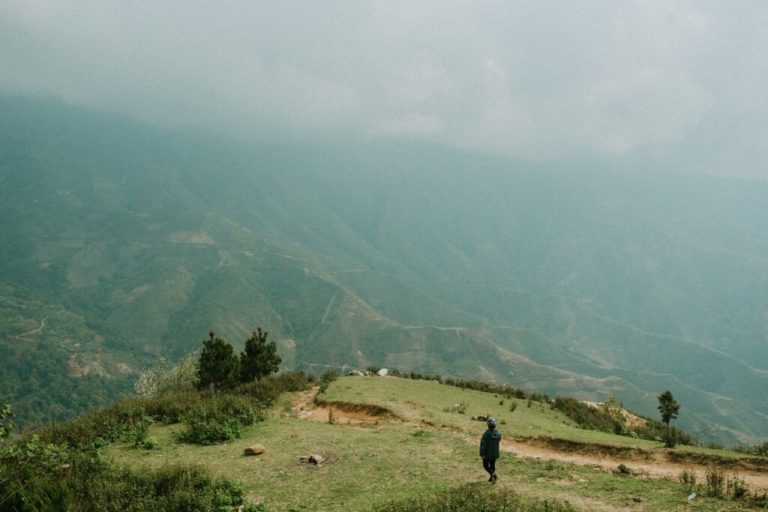 Trekking au Vietnam dans les hauteurs des montagnes verdoyantes Akaoka