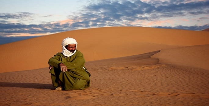 Voyage en Algérie : Touareg sur le sable de Tassili dans le Sud-Est de l'Algérie Akaoka
