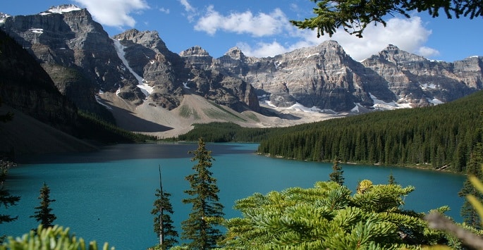 Trek au Canada dans les montagnes au bord d'un lac et d'une forêt Akaoka