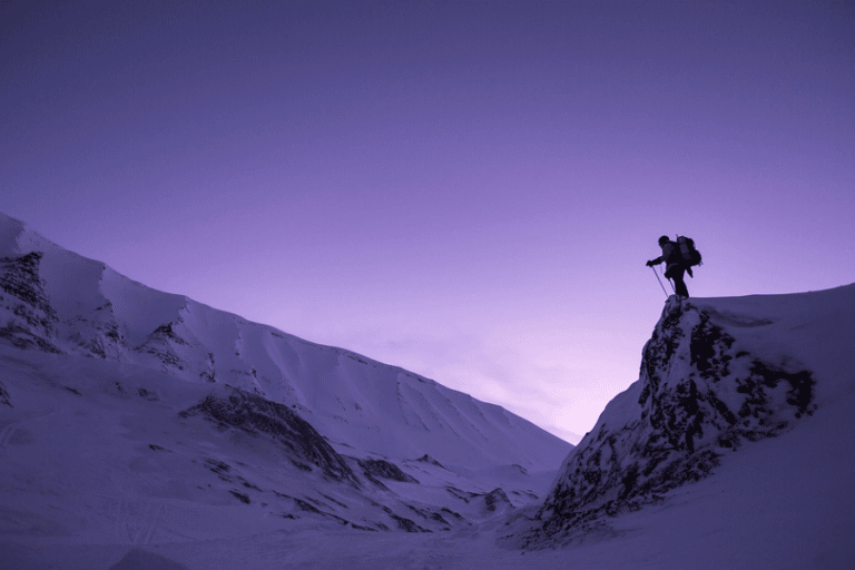 Alpinisme du Mont Blanc : randonneur debout admirant la splendeur du paysage qui s'offre a l'Ascension