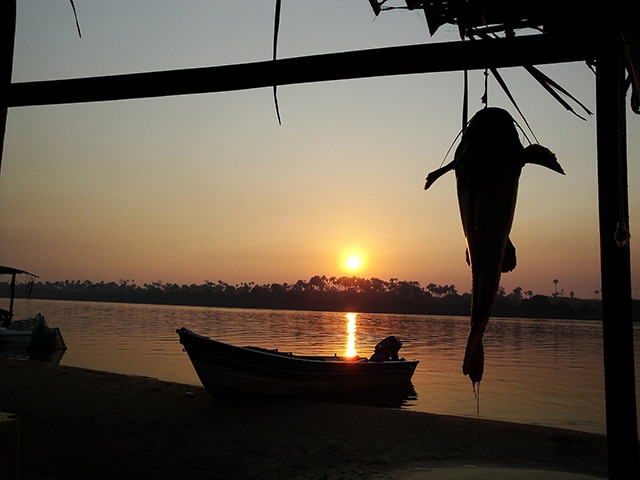 Voyage en Equateur : bateau de pêche amarré au bord de l'eau au coucher du soleil Akaoka