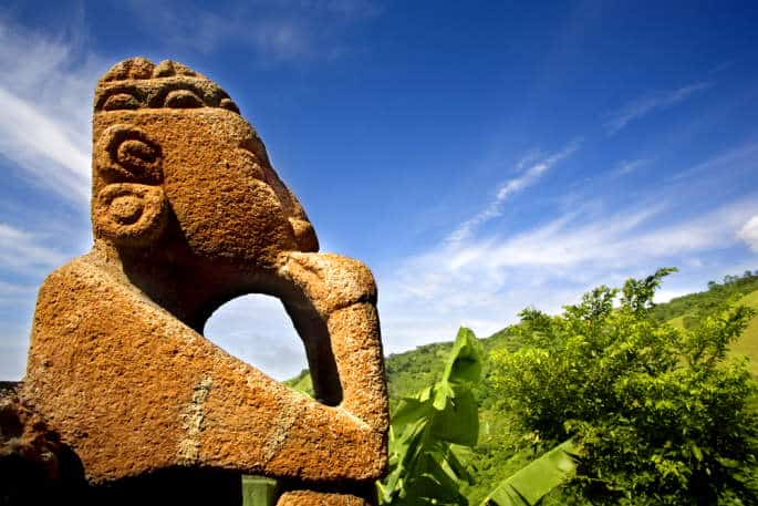 Randonnée au Costa Rica : une statue géante au cœur d'une forêt tropicale Akaoka