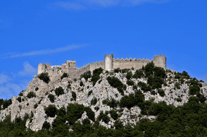 Randonnée découverte Citadelle, Château dans le sommet de la montagne